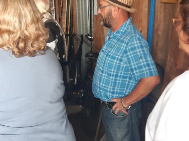 Gerhard öffnet eine alte Holztür