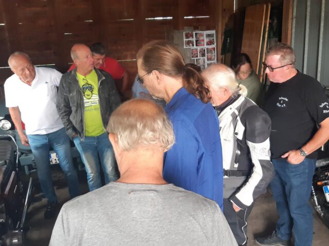 Gehard erzählt Amüsantes zu den Ausstellungstücken
