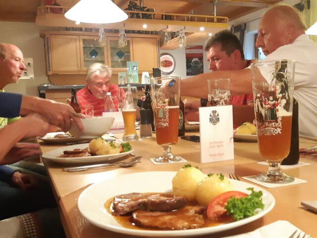 Nach solch einem Essen benötigt man Nahrungsergänzungsmittel